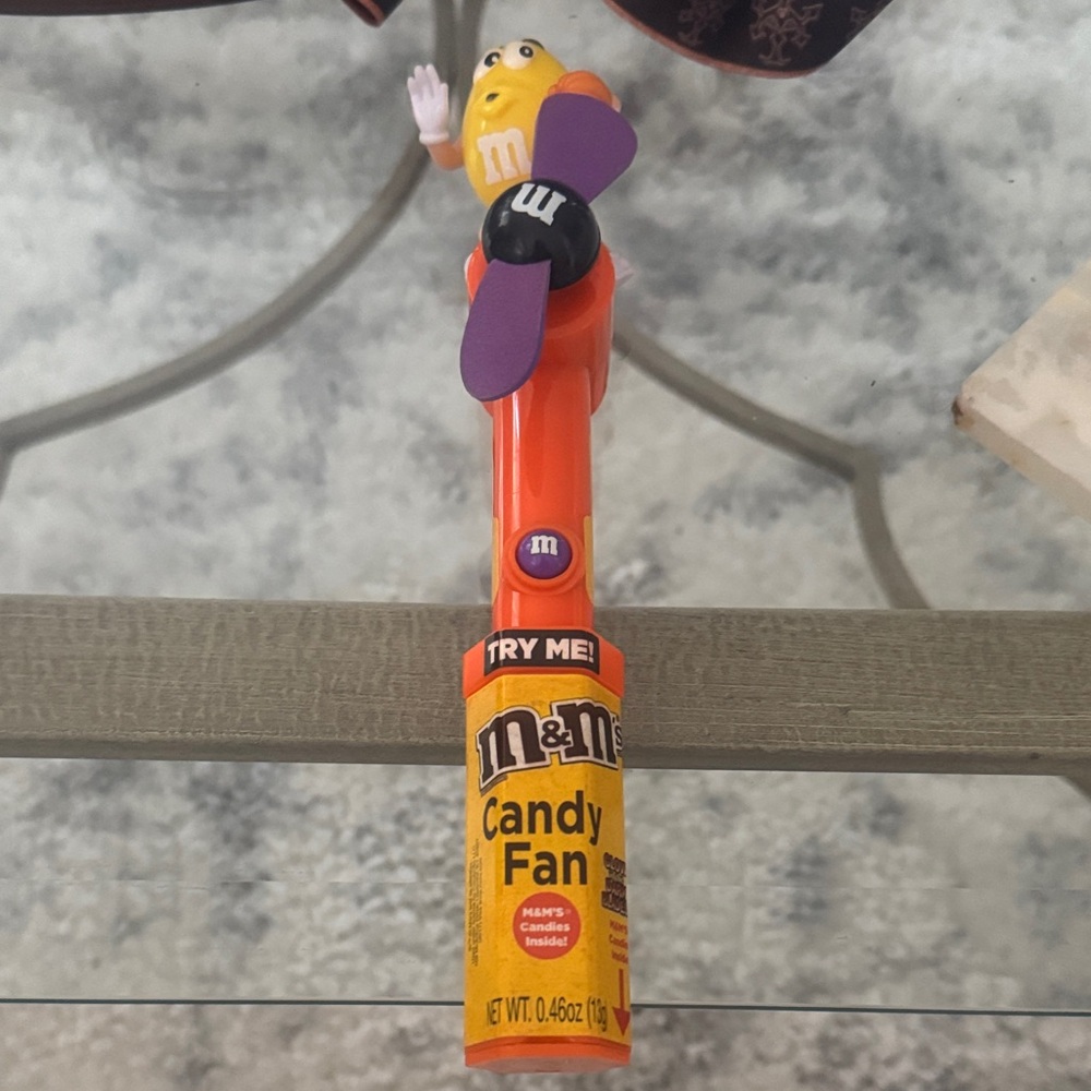 2017 M&M'S Orange Handheld Battery Op Candy Fan Halloween M&M and Purple Blades